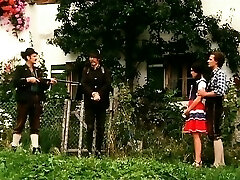 Classico Bavarese ragazza pestate upskirt all'aperto