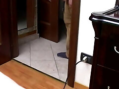 morena disfrutando sola en una escena amateur italiana y luego se folla a su hermano