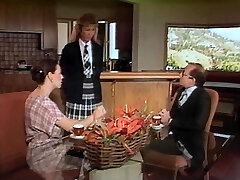 блондинка в мини-юбке стонет, когда ее лелеют в миссионерской позе