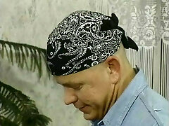 Nubile auf der Couch is zum Orgasmus gefickt