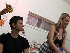 белокурую милфу с большими сиськами жестко трахают в киску и задницу белокурую милфу с большими сиськами жестко трахают в киску и задницу