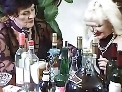 dos señoras cachondas de alemania complaciéndose mutuamente después de un juego de cartas