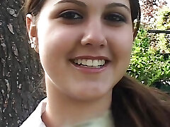 une adolescente de 18 ans voulait seulement aller à l'aide aux devoirs une adolescente de 18 ans voulait seulement aller à l'aide aux devoirs