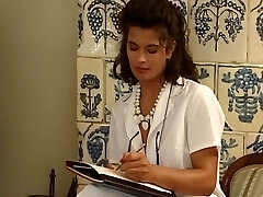 华丽和丰满的欧洲性医生具有会话与一对夫妇