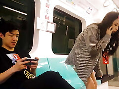 belleza cachonda adolescente asiática de grandes tetas es follada por un extraño en un tren público
