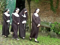 les religieuses du couvent sont de vraies salopes