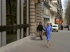 两个家伙引诱德国火辣的金发小妞三人行