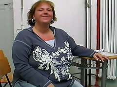 une superbe bbw allemande aime jouer avec son gode préféré