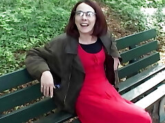 une vieille allemande excitée se fait remplir la bouche affamée en pov