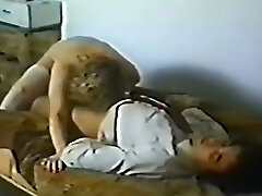 dieser schlafende mann auf dem bett bekommt einen blowjob von einer blonden milf