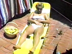 домашнее видео, на котором одинокая цыпочка в нейлоновых чулках развлекается