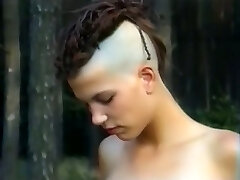 पतला और लंबा पंक लड़की के साथ दो सींग का बना पुरुषों के जंगल में पतला और लंबा पंक लड़की के साथ दो सींग का बना पुरुषों के जंगल में