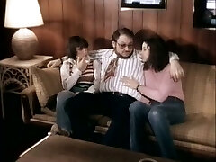 испепеляюще горячие экзотические молодые брюнетки сосут член пухлого мужчины