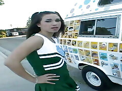 courtney james dostaje uderzył w lody osób courtney james dostaje uderzył w lody osób