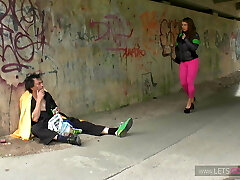 Obdachlos die geile Milf gebumst und Natursekt Obdachlos die geile Milf gebumst und Natursekt