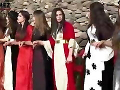 kurdyjski taniec pięknych kurdyjskich kobiet w kurdyjskich ubraniach