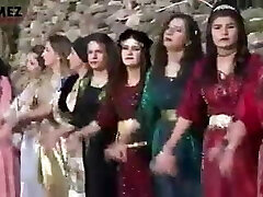 курдский танец красивых курдских женщин в курдской одежде