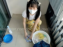 myanmar pequeña criada le encanta follar mientras lava la ropa