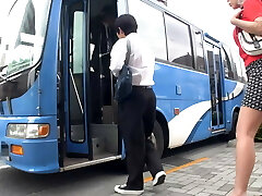A Married Damsel's Breasts Stick to a Student's Body on a Crowded Bus! The Wife's Sexual Desire Is Ignited by the Fuckpole