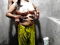 Stunning desi indian bhabhi fucked in bathroom phat boobs bhabhi ko bathroom me choda