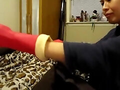 亚洲女性主导的红色橡胶手套挤奶