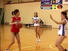 Las adolescentes de Asia a jugar a baloncesto y mostrando los pechos desnudos