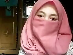 Hijab Muslim Girl Demonstrate Her Body