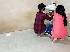 nepali bhabhi migliore sempre cazzo con giovane plumber in bagno! desi idraulico sesso in hindi voce
