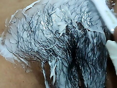 Cindy shaving her hairy poon.