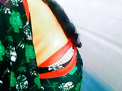 bhabi bathroom me nahate wakt pisab kar diya