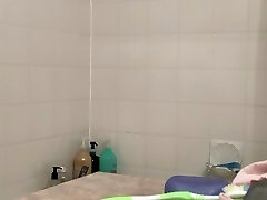 teen asiáticos sudorosos piernas de afeitar en la ducha después del gimnasio-real spycam parte 2