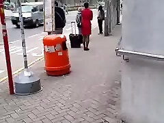 Latające pracownika czekać na autobus