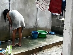 නානවා බලන් ඉදල මොල්වෙලා bathing fucky-fucky