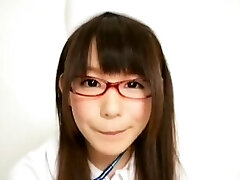 японская медсестра в перчатках мастурбирует