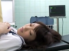 Bruyant oriental écolière se faire doigter par son médecin sur le lit médical