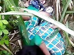 Shilpi bhabhi ko ganne ke khet me pela Shilpi bhabhi ko ganne ke khet me pela