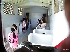 las chicas chinas van al baño.306