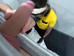 asiatico hotel-lavoratore dà client perfetto masturbazione con la mano