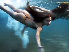 角质甜蜜的女孩在游泳池和女同性恋者在海上特内里费岛