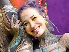Tatted chicks Anuskatzz and Ceci Milkymouzz have anal sex with fucktoys