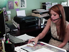 成熟的办公室主任勾引她的红发青少年的雇主