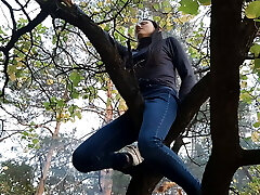 une fille a grimpé à un arbre pour se frotter la chatte dessus-illusion lesbienne