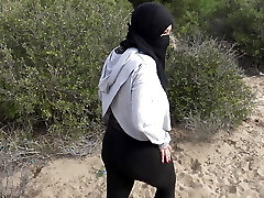 mujer argelina muestra su peludo en una playa pública de marsella