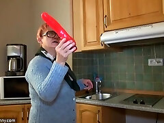 зрелая порнозвезда лесбиянка мастурбирует игрушкой после того, как ей вылизали киску