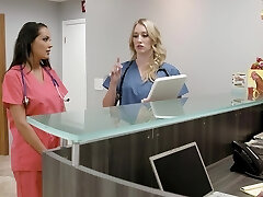 due lesbiche babes in infermiera uniforme spogliarsi e scopare ogni altri fighe