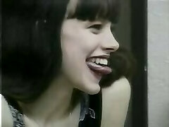 Kissing lesbians! Extraordinary long tongue!