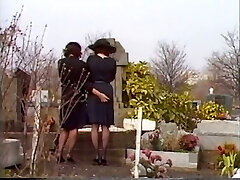 Pale skin bootylicious white brunette on the couch with her lesbian lover Pale skin bootylicious white brunette on the couch with her lesbian lover