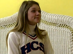 adolescente lesbiana vestida de uniforme con tetas pequeñas lamiendo su coño