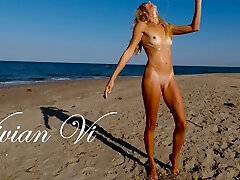 नग्न कसरत समुद्र तट पर-एक सुंदर, छोटे स्तन के साथ