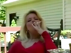 Super sexy cougar smoking Super sexy cougar smoking